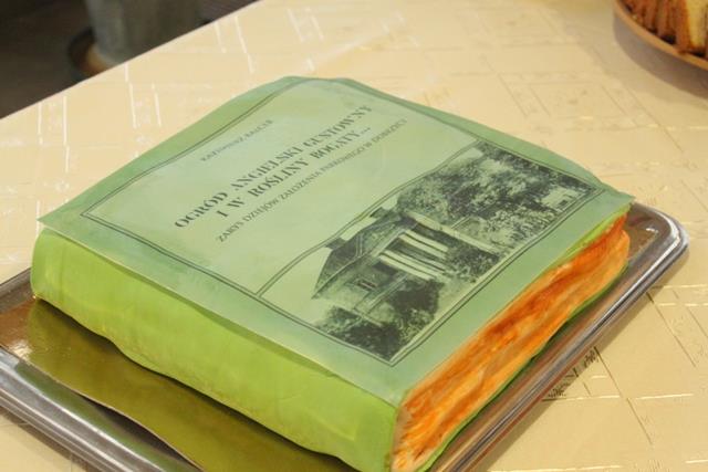 Tort w kształcie książki o dobrzyckim parku