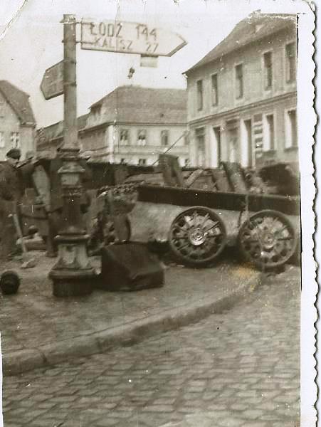 Wrak-czołgu-Pleszew-1945-1.jpg