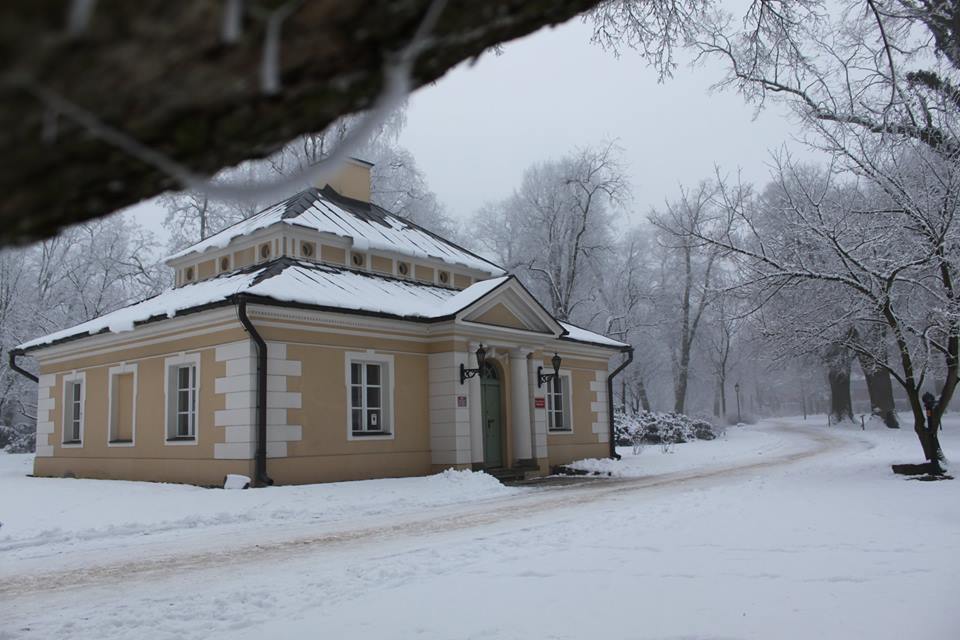 Oficyna w Zespole Pałacvowo - Parkowym w Dobrzycy ma ponad 200 lat