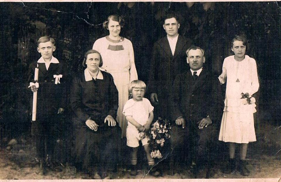 Rodzina Marciniaków z Lenartowic Komunia dziadka