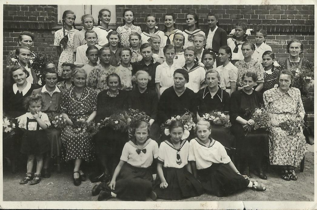 Zdjęcie-z-VI-1950-roku-zakończenie-szkoły.jpg