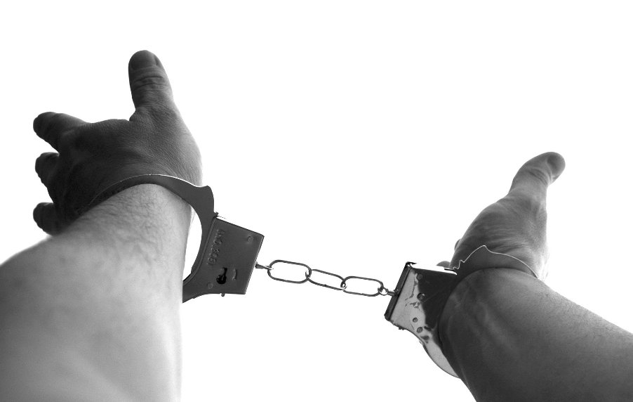 handcuffs-921290_1920.jpg